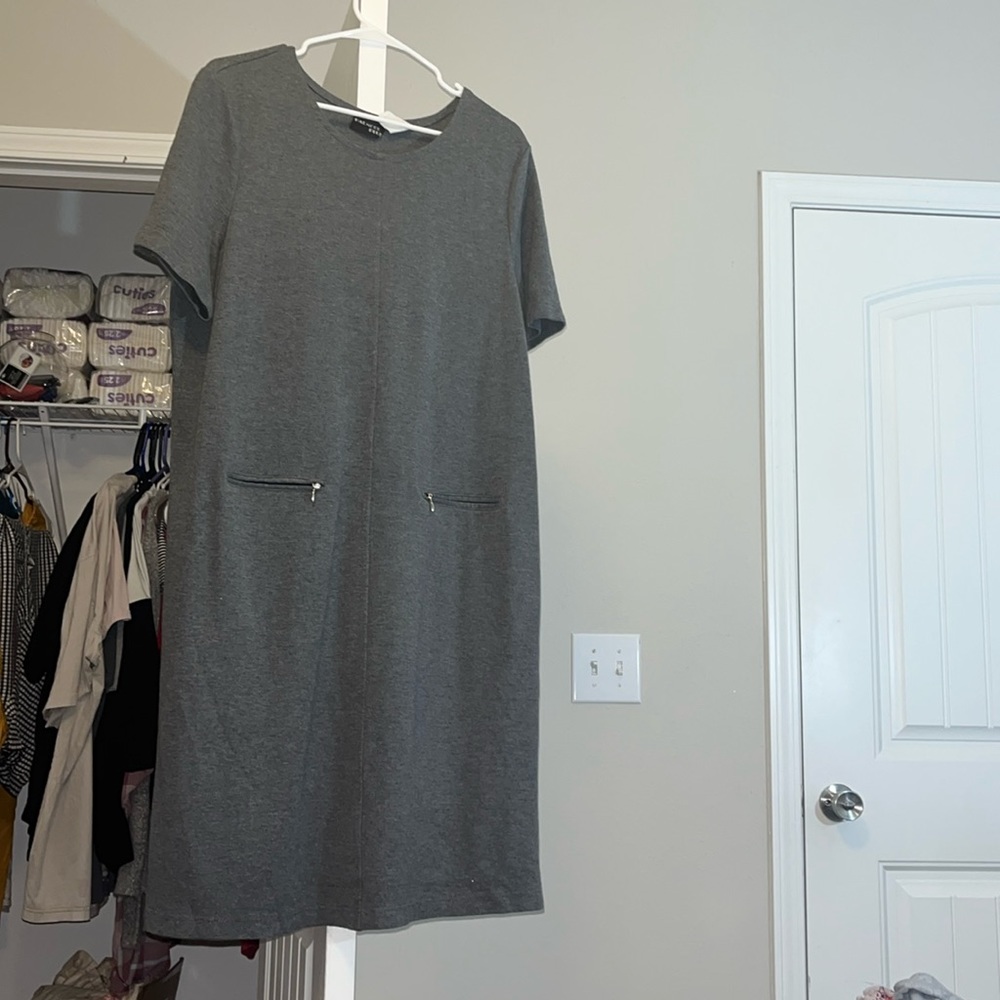 Gorgeous Grey knee length dress! Super comfy too!!